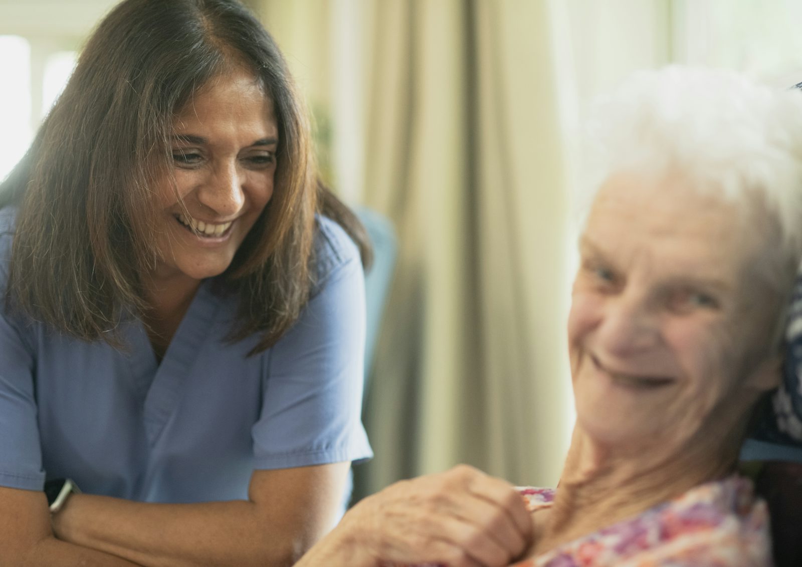 Lifestyle Concierge junto a una adulta mayor